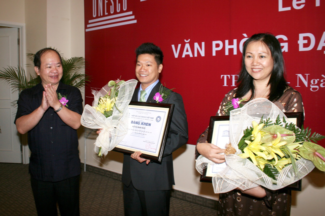 Ông Nguyễn Xuân Thắng - Tổng Thư Ký trao tặng bằng khen cho BGĐ chi nhánh