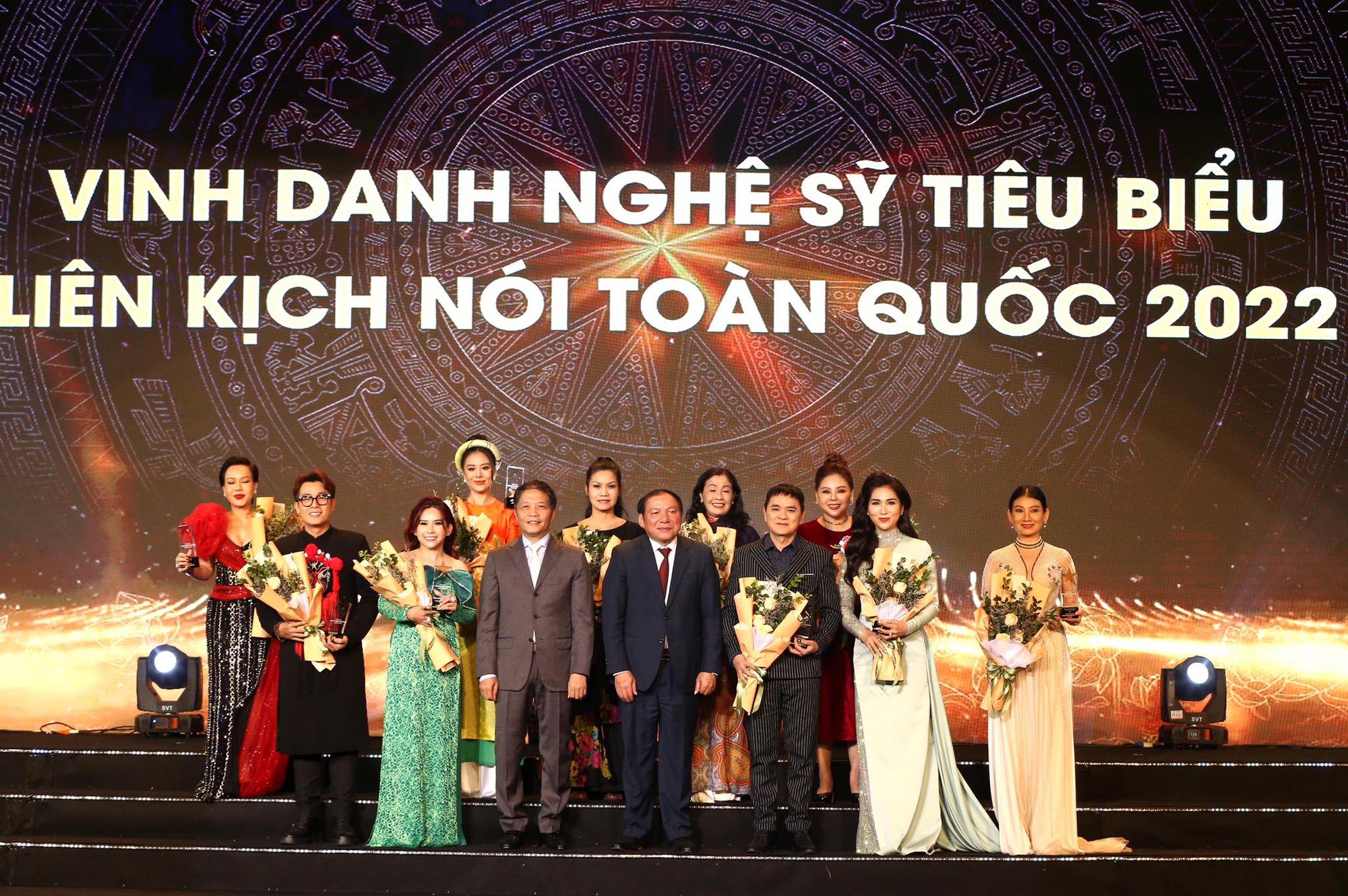 Ủy viên Bộ Chính trị, Trưởng Ban Kinh tế Trung ương Trần Tuấn Anh; Ủy viên BCH Trung ương Đảng, Bộ trưởng Bộ VHTTDL Nguyễn Văn Hùng trao biểu trưng và hoa cho các nghệ sĩ