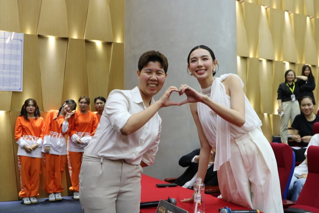 Sinh viên tham gia chương trình Talent Generation 2024 chụp hình với Hoa hậu Hòa bình quốc tế 2021 Nguyễn Thúc Thùy Tiên