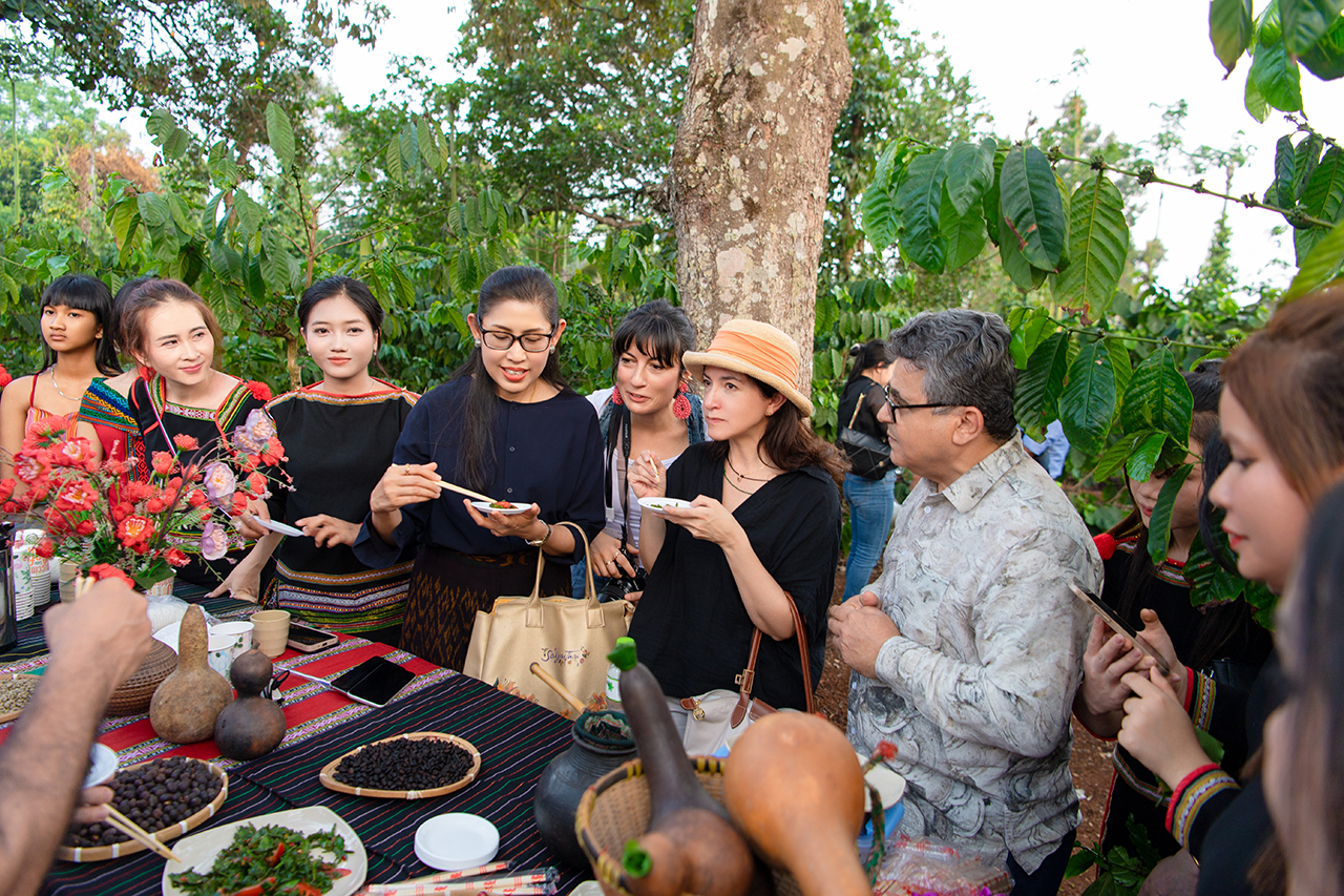 Bà Urawadee Sriphiromya – Đại sứ Vương quốc Thái Lan tại Việt Nam, Bà Camila Polo Florez – Đại sứ Colombia tại Việt Nam, Ông Saadi Salama – Đại sứ Palestine tại Việt Nam (ở giữa từ trái qua) trải nghiệm văn hóa cà phê bản địa trong không gian vườn cà phê ở Buôn Tơng Jú, Đắk Lắk.